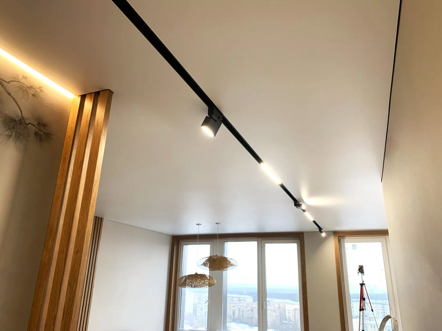 Натяжные потолки с трековыми светильниками Потолки Всем