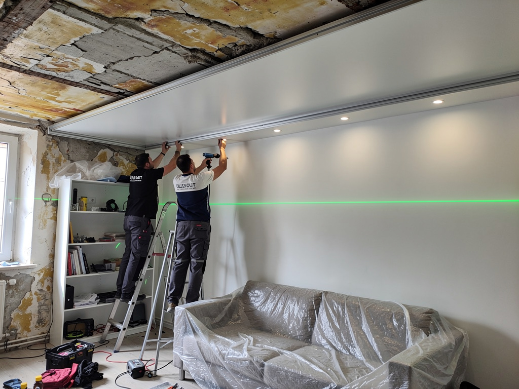 Натяжные потолки в старых домах: как скрыть трещины, выровнять кривые перекрытия и спасти ремонт от протечек Potolki-Vsem