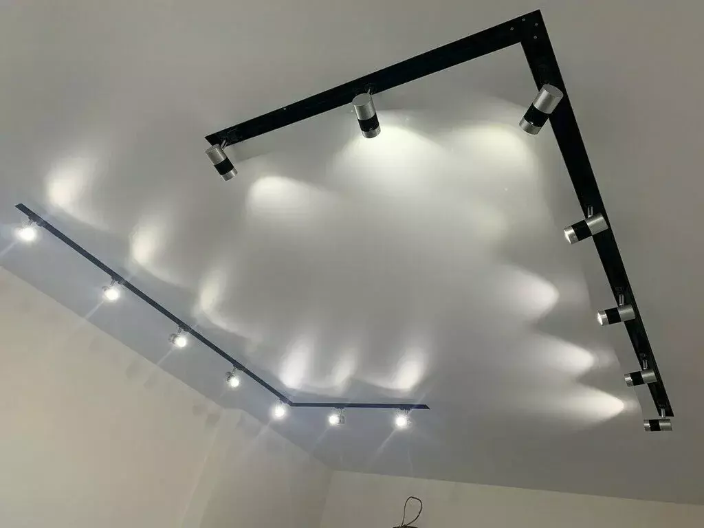 Натяжные потолки с трековыми светильниками Потолки Всем