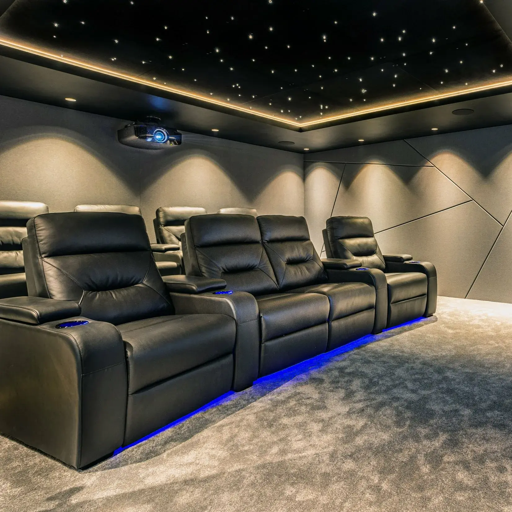 Натяжные (тихие) стены в домашнем кинотеатре Потолки Всем