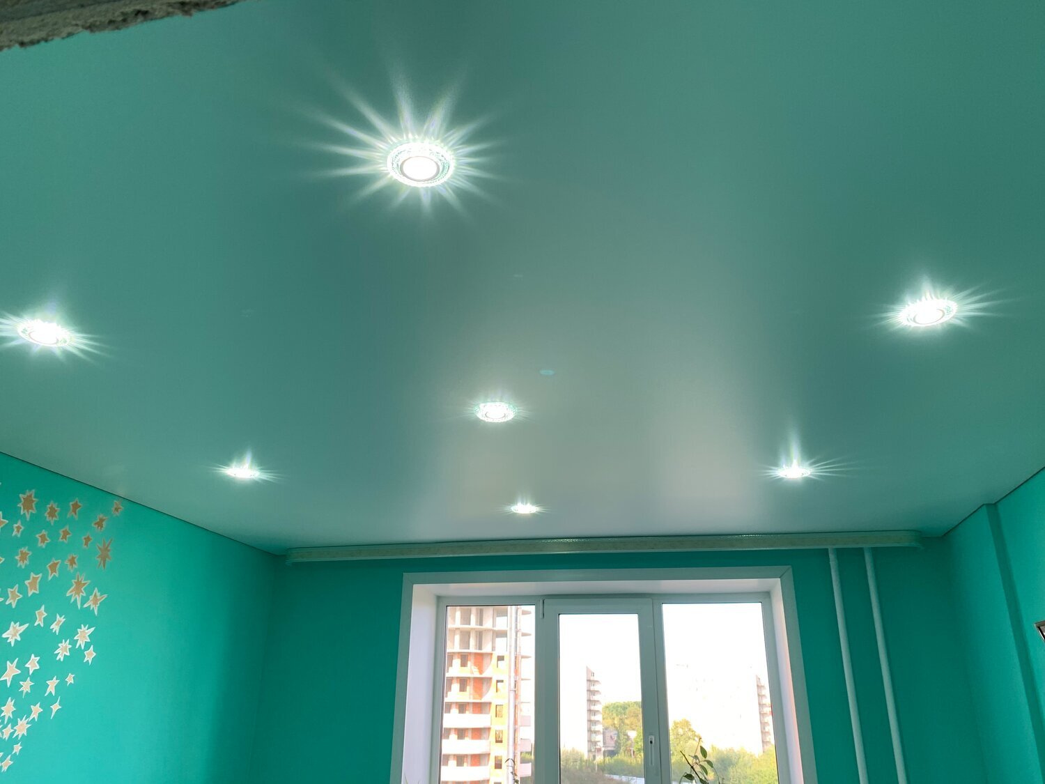 Одноуровневые натяжные потолки Потолки Всем