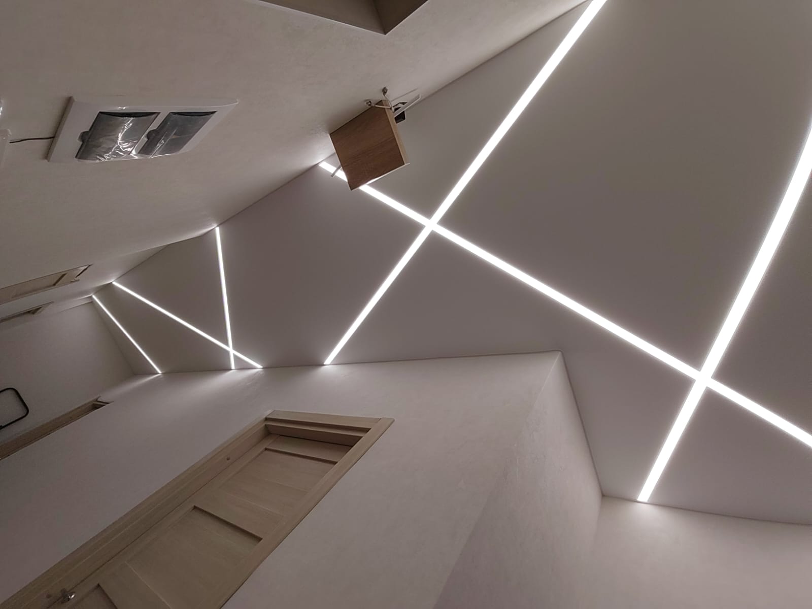 Натяжные потолки с подсветкой в коридор Потолки Всем