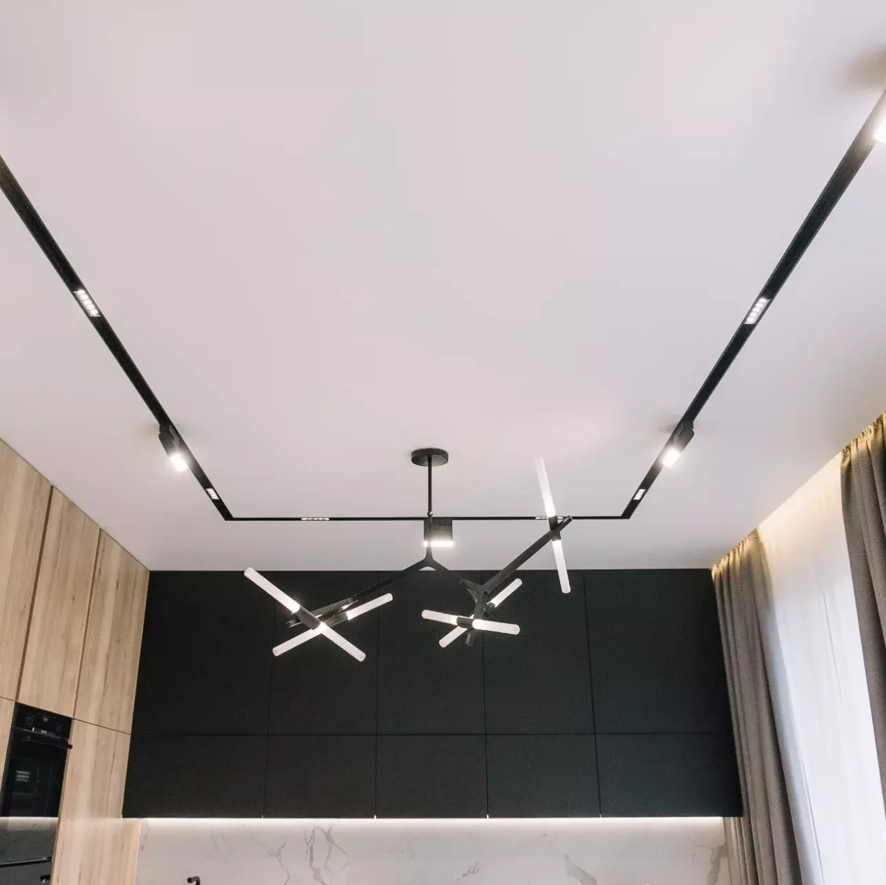 Натяжные потолки с трековым освещением Потолки Всем