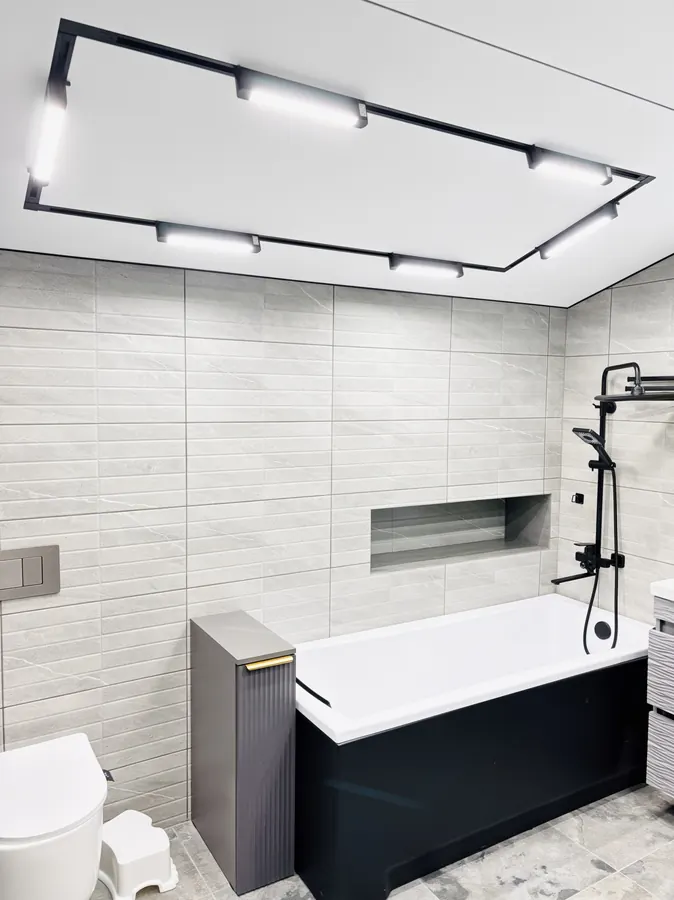 Матовый потолок с умным трековым светом